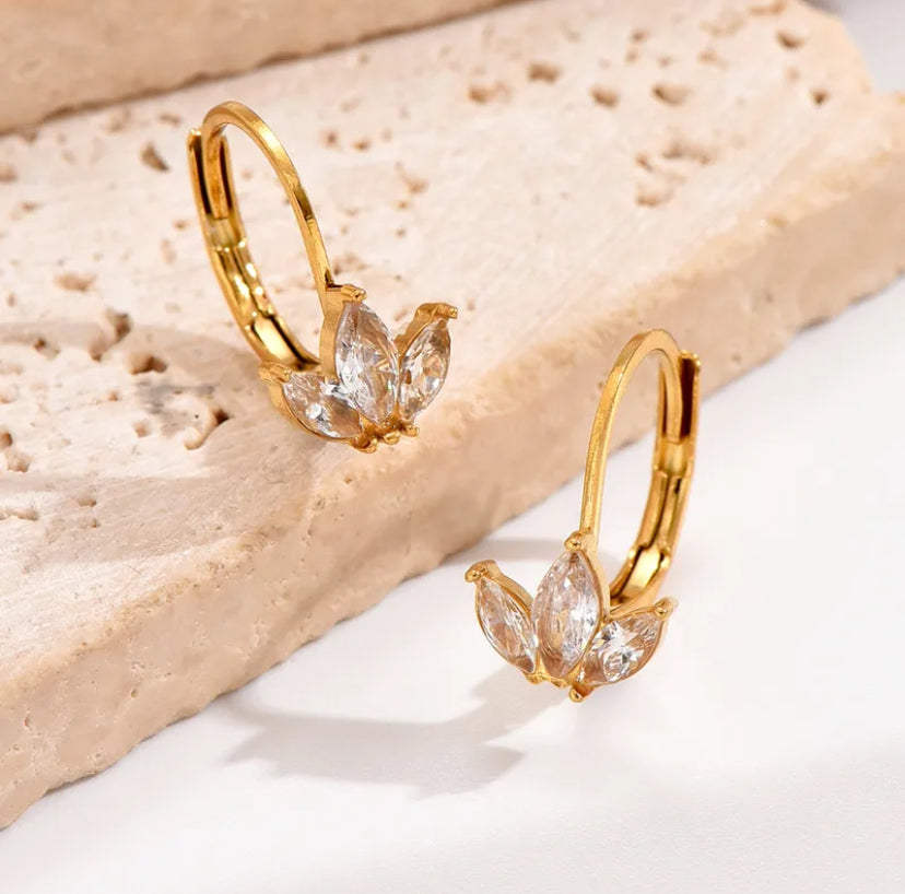 „Piece of Me“ – zarte goldene Creolen mit Blumenmuster