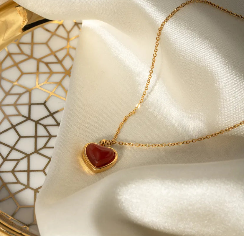 'Aura' Goldkette mit rotem Herzanhänger