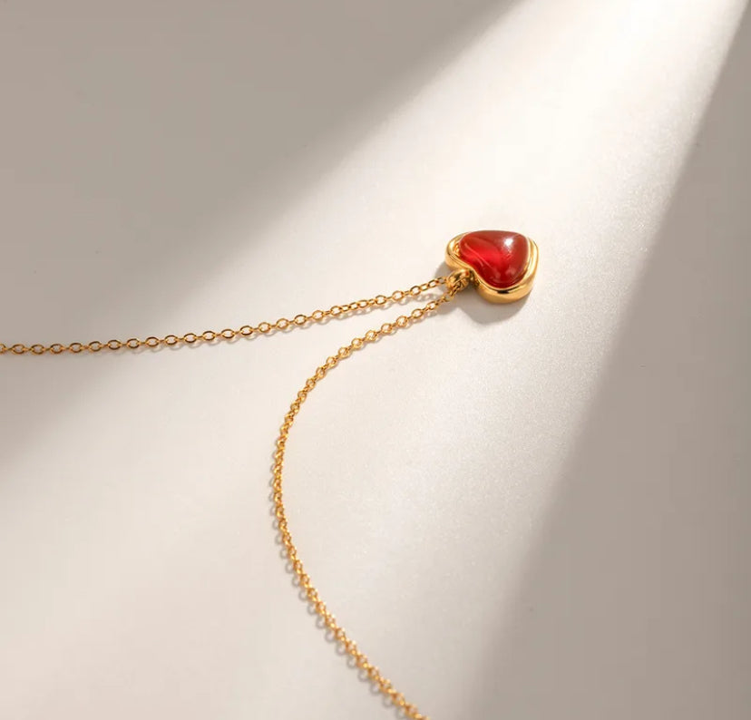 'Aura' Goldkette mit rotem Herzanhänger
