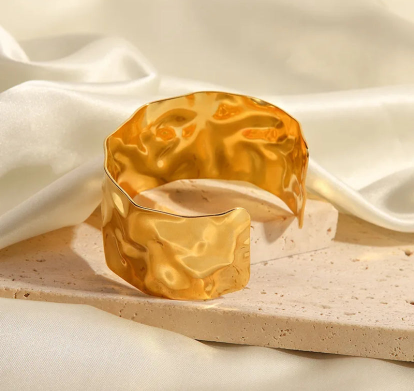Torc-Armreif „An Ór“ mit Hammerschlageffekt – Gold