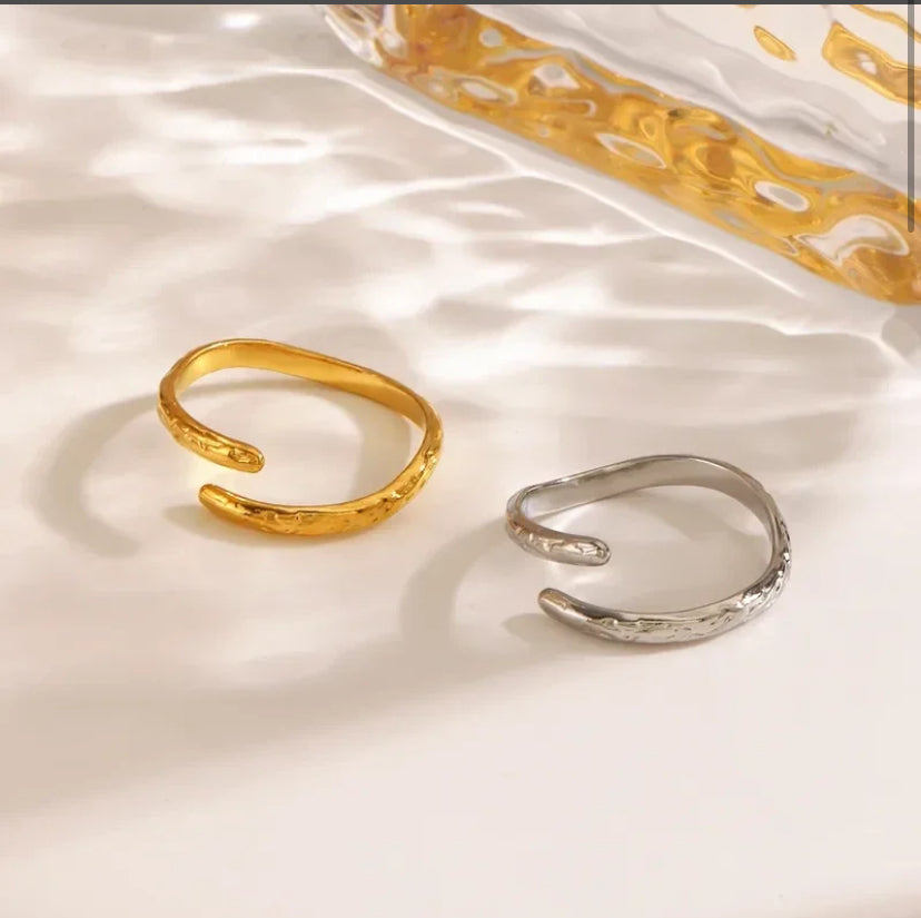 Verstellbarer Ring mit zarten Linien