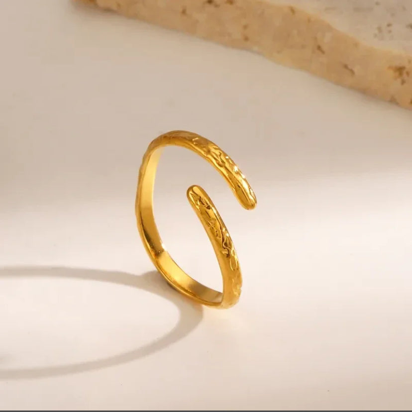 Verstellbarer Ring mit zarten Linien