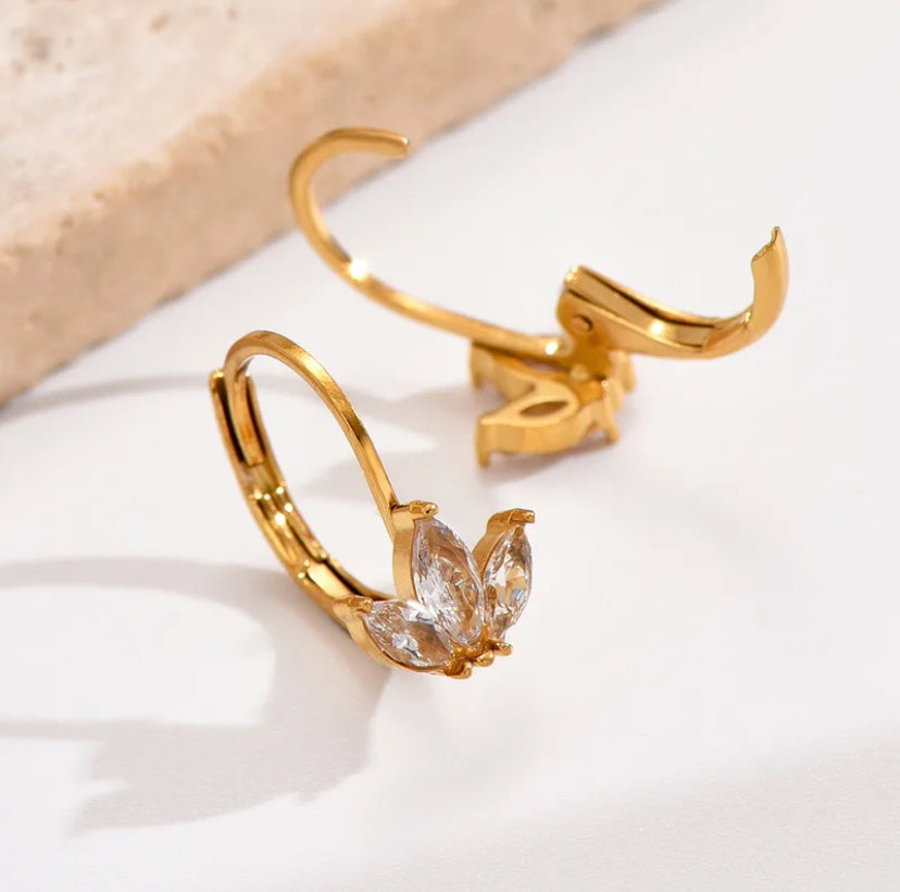 „Piece of Me“ – zarte goldene Creolen mit Blumenmuster