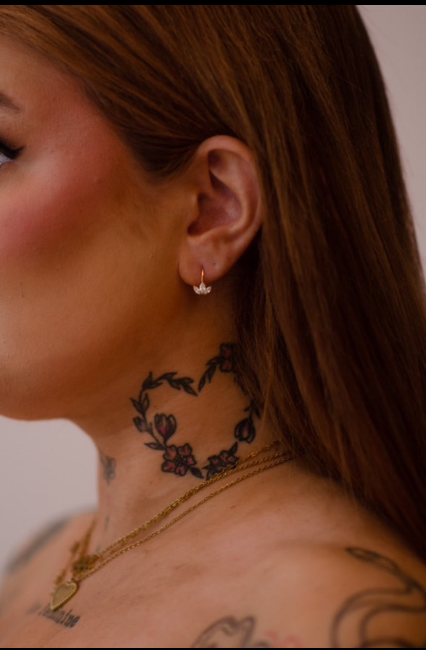 „Piece of Me“ – zarte goldene Creolen mit Blumenmuster