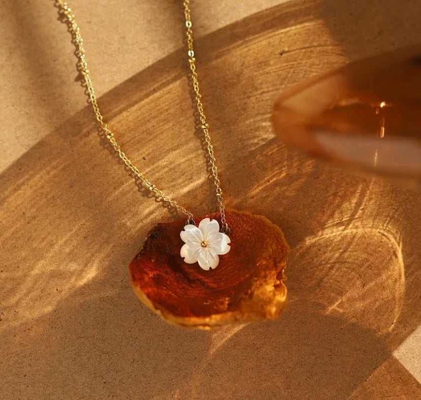 Muschelblumen-Halskette „Camellia“