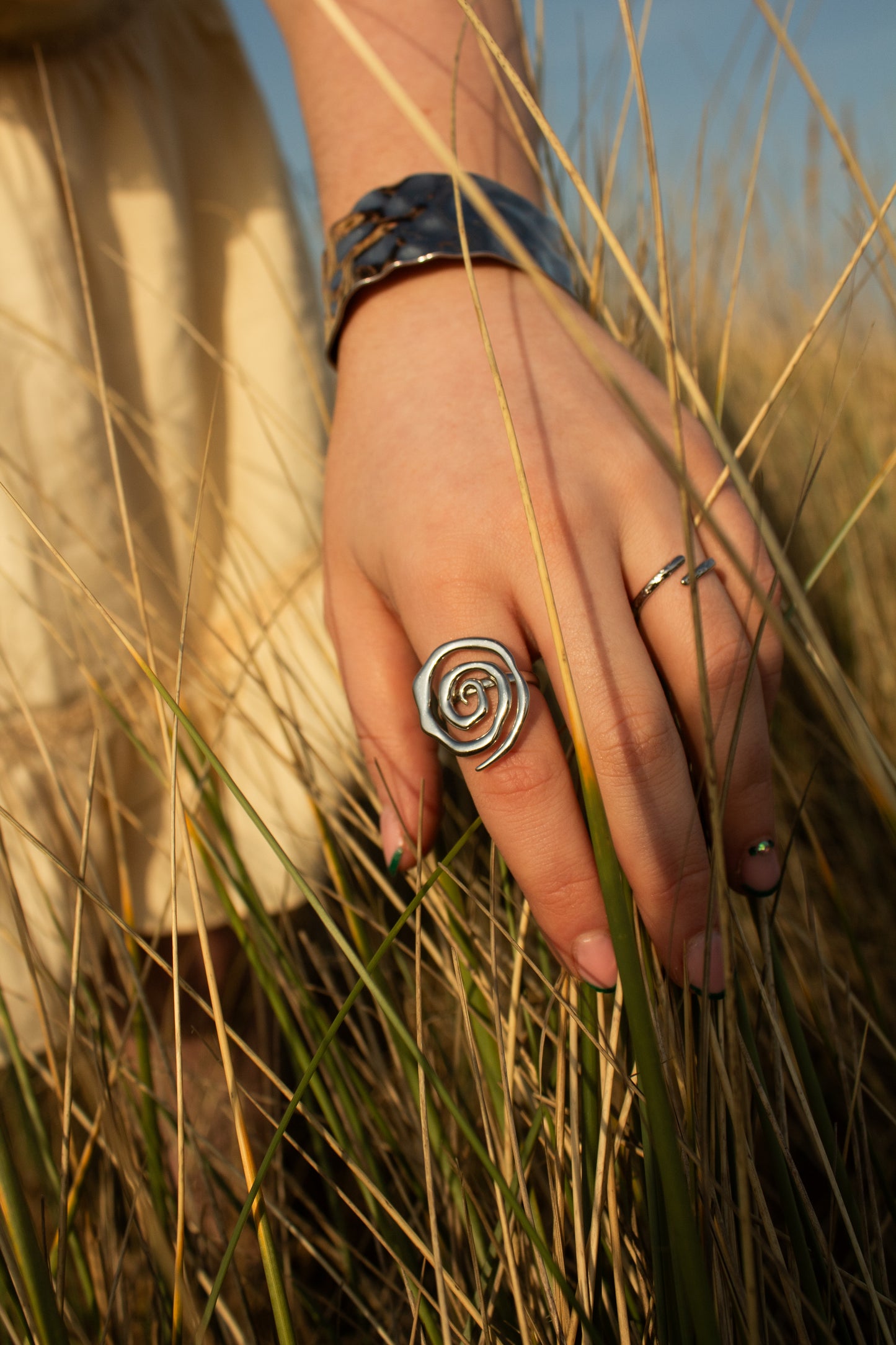 Verstellbarer Ring mit zarten Linien