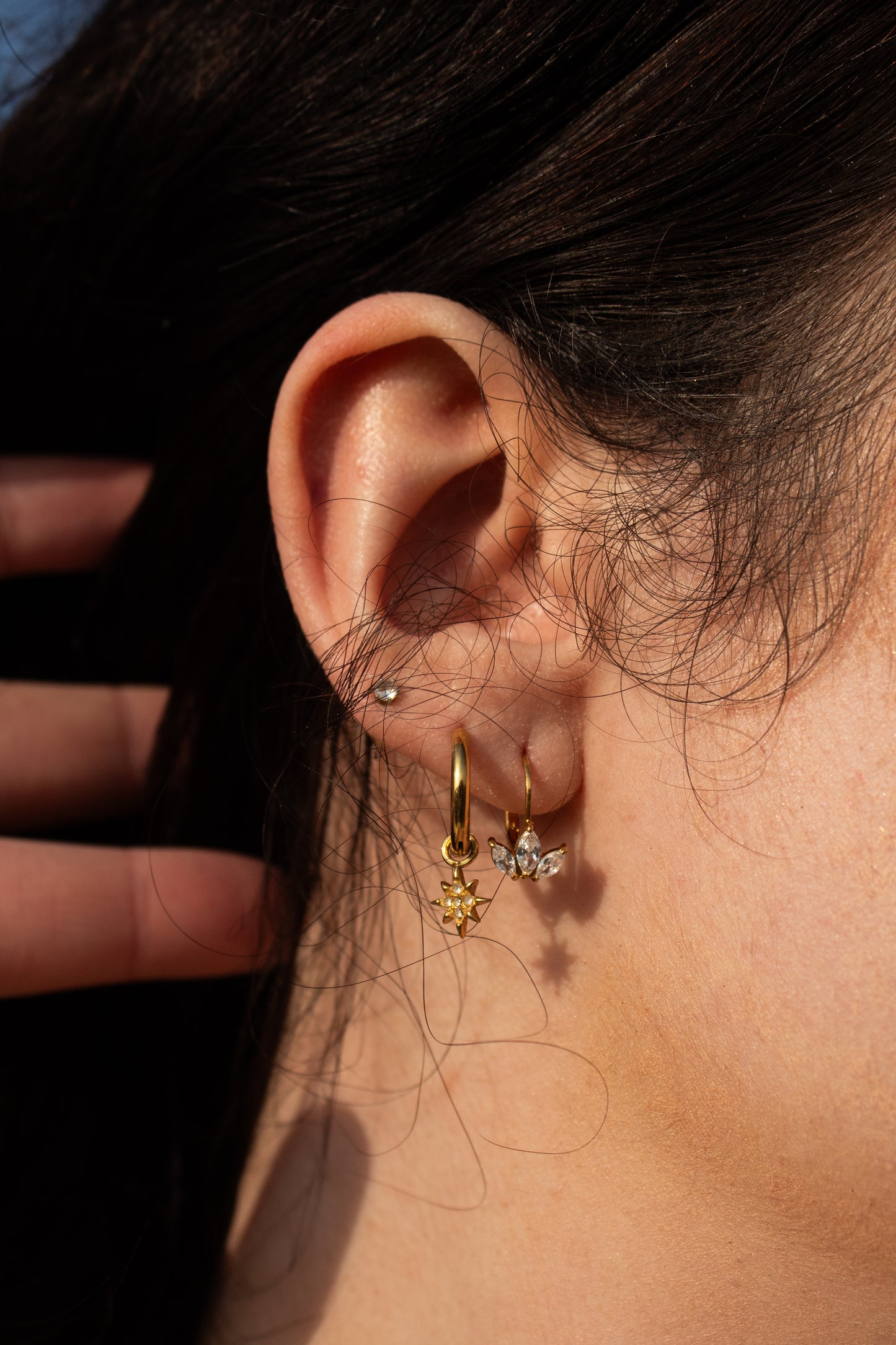 „Piece of Me“ – zarte goldene Creolen mit Blumenmuster