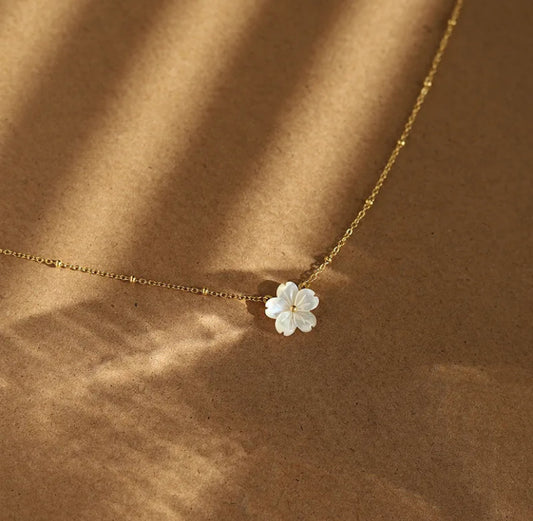 Muschelblumen-Halskette „Camellia“