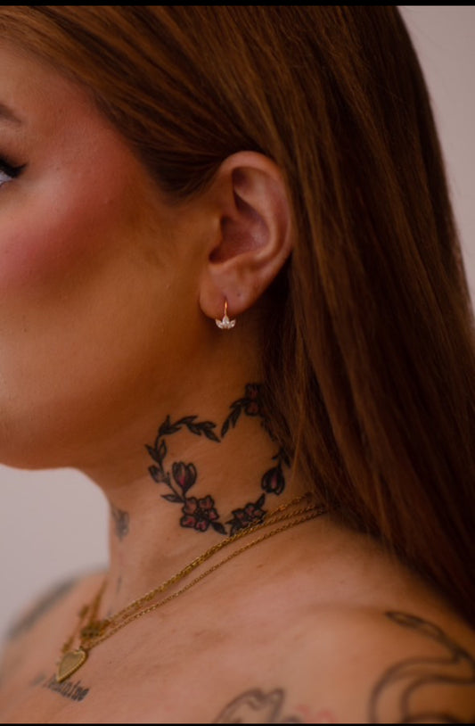 „Piece of Me“ – zarte goldene Creolen mit Blumenmuster